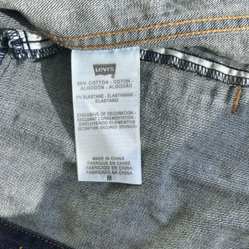 Levi's Women's Studded Denim‎ Trucker Jacket Size M Dark Wash Indigo 77075